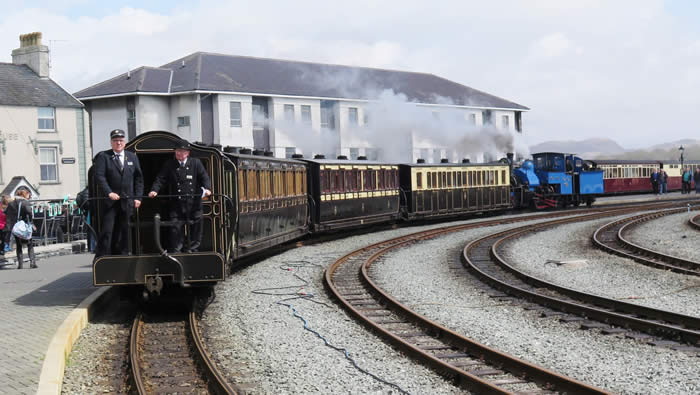 Darjeeling "B" Class at Harbour Station with Victorian train