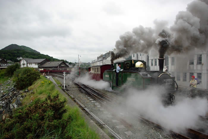 Earl of Merioneth leaving Porthmadog: